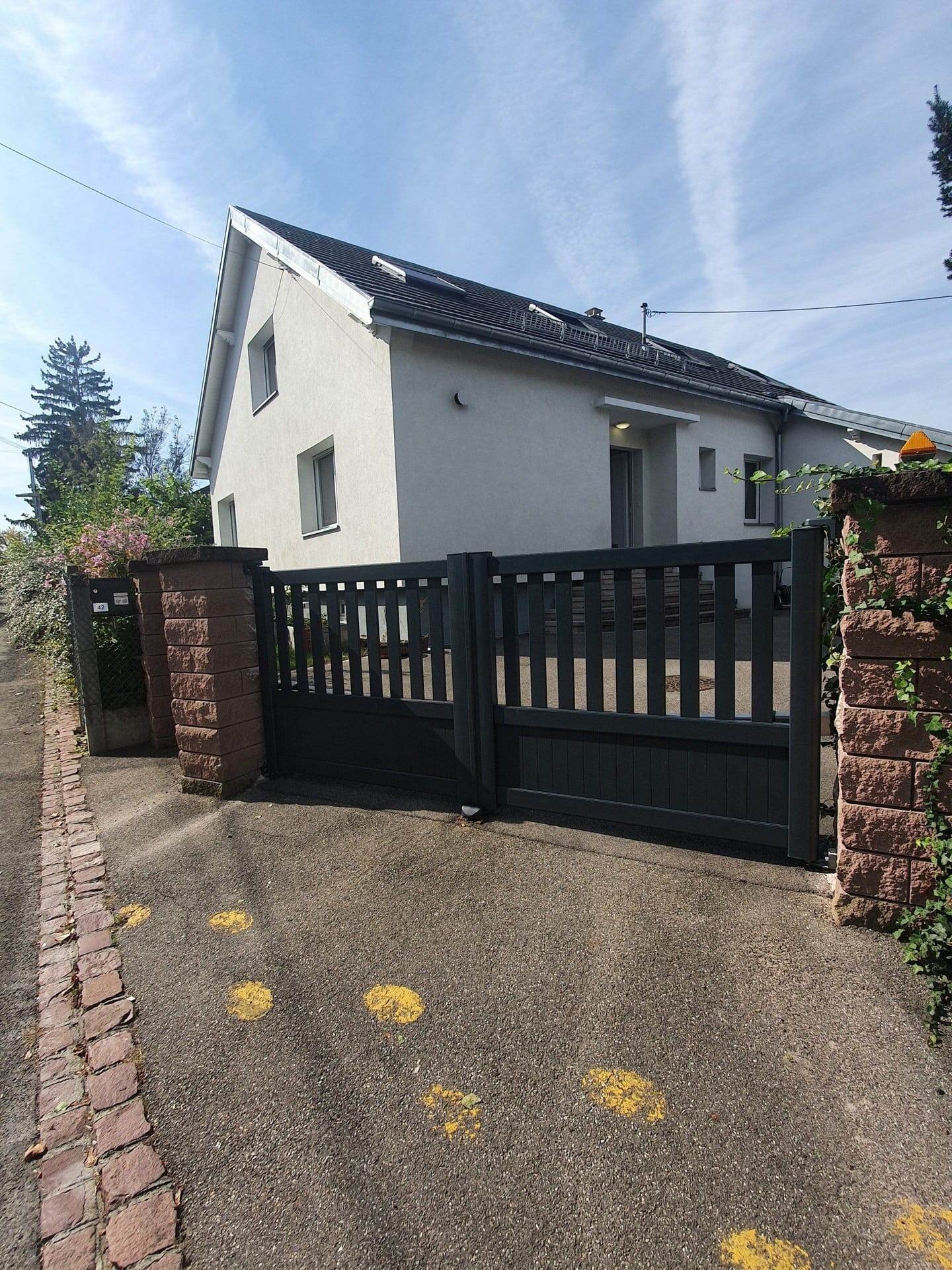 Portail anthracite contemporain