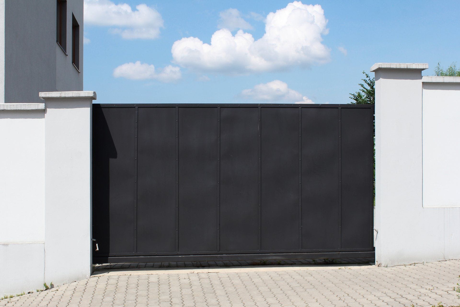 Portail design sur mesure posé par Techni Fermetures à Mulhouse