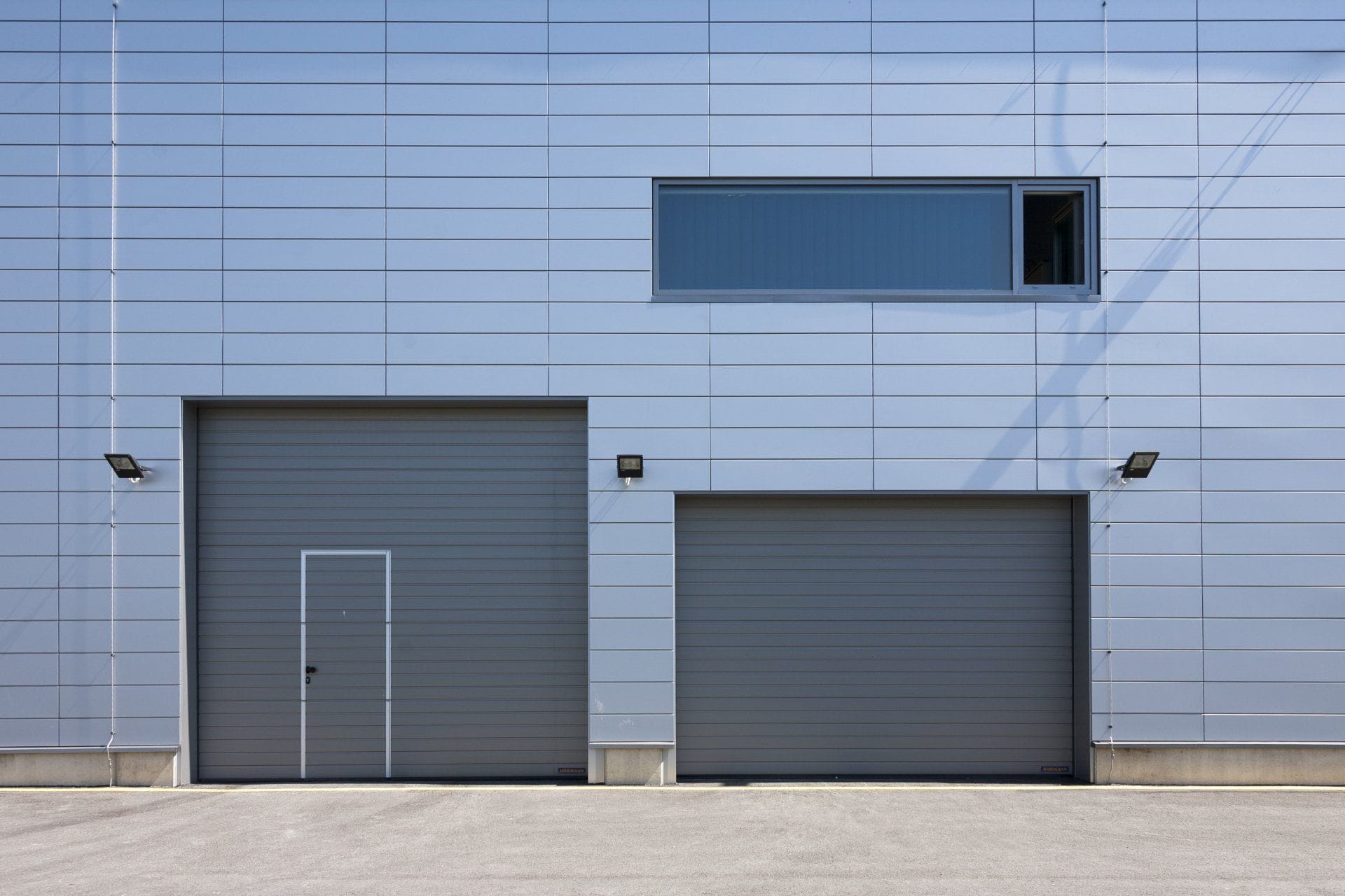 Porte sectionnelle industrielle posée par Techni Fermetures