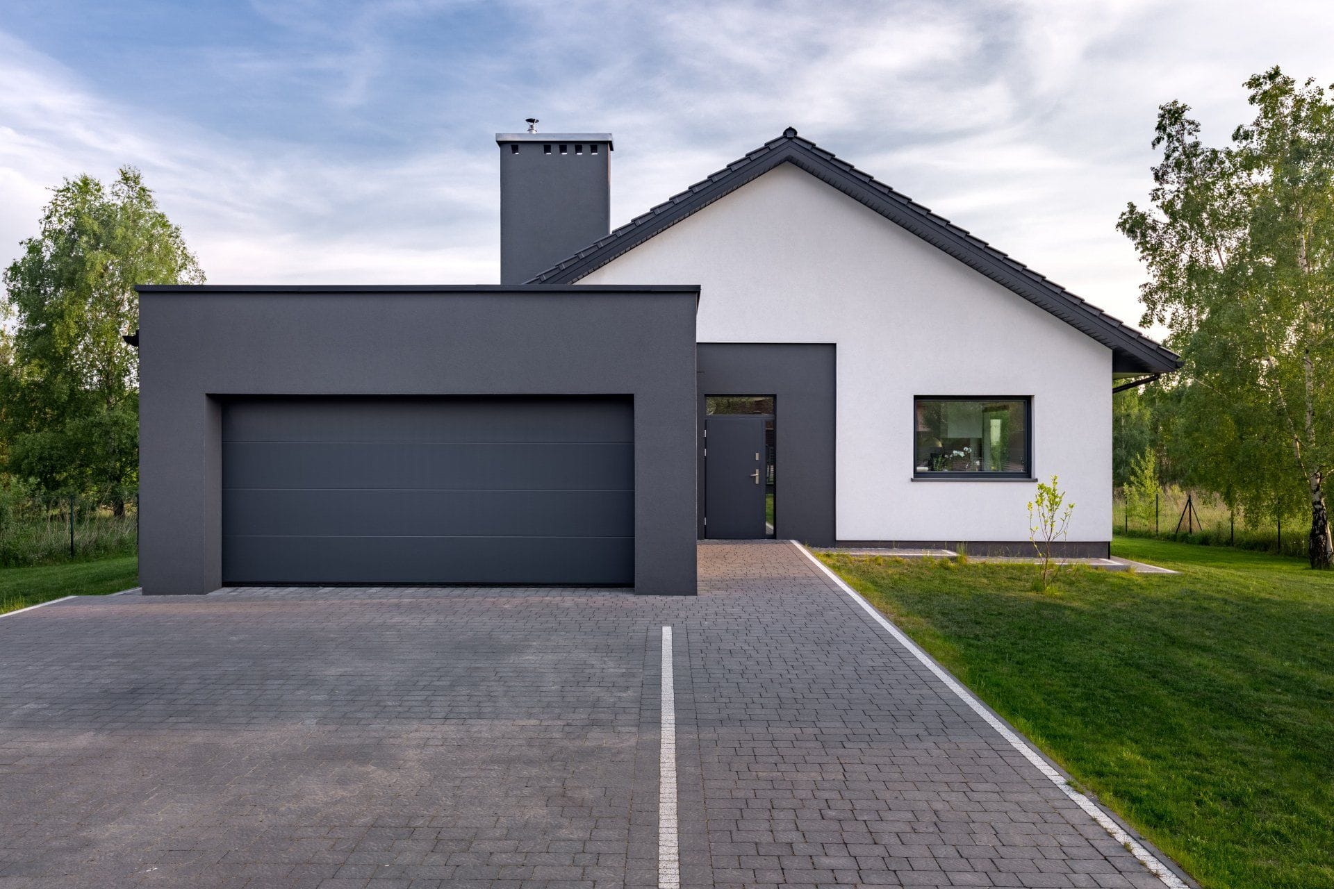 Portes de garage sur mesure posées par Techni Fermetures à Mulhouse